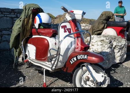 Lambretta TV Roller Classic zweifarbiges italienisches Vintage-Design mit weißem Helm und grünem Parka. Ballintoy, Großbritannien - 10. September 2022. Stockfoto