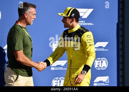 Monza, Mezzolombardo, Italien. 10. September 2022. Ferrari-Monegassiker CHARLES LECLERC feiert, nachdem er sich die Pole-Position für den Großen Preis von Italien 2022 Formula1 beim Autodromo Nazionale Monza in Monza, Italien, erklochen hat (Foto: © Daisy Facinelli/ZUMA Press Wire) Stockfoto