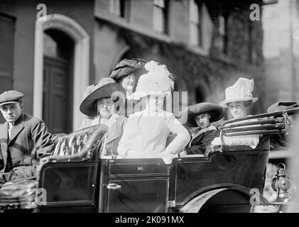 Demokratische Nationalversammlung - Frau Norman E. Mack; Frau A.J. Daly aus Alaska; Frau Thomas Taggart; Frau McCartney; Frau Robert Crain, 1912. [Harriet T. Mack war die Frau des Herausgebers und Verlegers Norman E. Mack; Eva Bryant Taggart war mit dem Politiker Thomas Taggart verheiratet]. Stockfoto