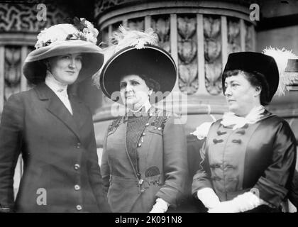 Democratic National Convention - Miss Ruby Tucker aus Arkansas; Mrs. Thomas Taggart aus Indiana; Mrs. Norman Mack aus New York, 1912. [Eva Bryant Taggart war mit dem Politiker Thomas Taggart verheiratet; Harriet T. Mack war die Frau des Herausgebers und Verlegers Norman E. Mack]. Stockfoto