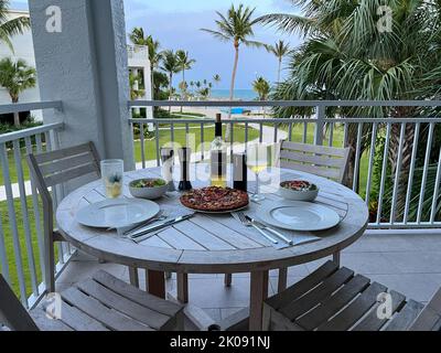 Islamorada, FL USA - 8. August 2022: Ein Tisch für ein Essen im Freien auf einer Terrasse in Islamorada, Florida. Stockfoto