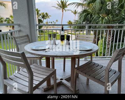 Islamorada, FL USA - 8. August 2022: Ein Tisch für ein Essen im Freien auf einer Terrasse in Islamorada, Florida. Stockfoto