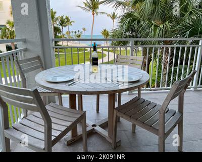 Islamorada, FL USA - 8. August 2022: Ein Tisch für ein Essen im Freien auf einer Terrasse in Islamorada, Florida. Stockfoto