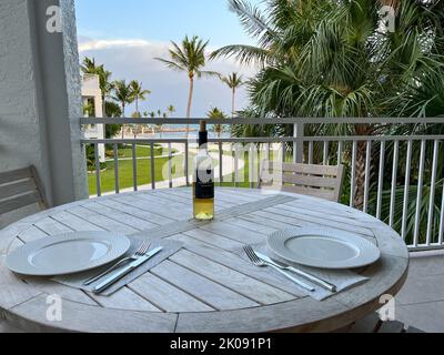 Islamorada, FL USA - 8. August 2022: Ein Tisch für ein Essen im Freien auf einer Terrasse in Islamorada, Florida. Stockfoto