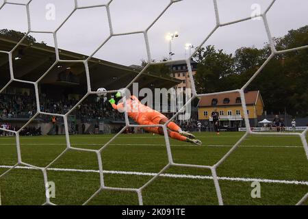 Stockholm, Schweden. 10. September 2022. Stockholm, Schweden, 10. 2022. September: Teagan Micah (18 FC Rosengard) mit einem Save während des Spiels in der Schwedischen Liga OBOS Damallsvenskan am 10. 2022. September zwischen Hammarby IF und FC Rosengard bei Hammarby IP in Stockholm, Schweden (Peter Sonander/SPP) Credit: SPP Sport Press Photo. /Alamy Live News Stockfoto