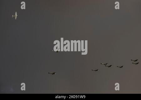 London, Großbritannien. 10. September 2022. Im Finalpass bricht ein Flugzeug als Tribut an die gefallenen und in diesem Fall die Queen - das Spitfire und Hurricane Formationsfinale und den Flipast - mit 14 Spitfires und 4 Hurricanes ab. Die Duxford Battle of Britain Air Show im Imperial war Museum (IWM) Duxford. Die Veranstaltung wurde mit Zustimmung der Regierung nach dem jüngsten Tod Ihrer Majestät der Königin Elisabeth und der offiziellen Trauerperiode durchgeführt. Kredit: Guy Bell/Alamy Live Nachrichten Stockfoto