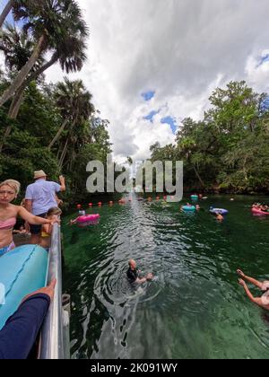 Orlando, FL USA - 5. August 2022: Menschen treiben den Frühling im Blue Springs State Park in Florida hinunter. Stockfoto