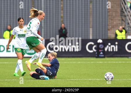 Stockholm, Schweden. 10. September 2022. Stockholm, Schweden, 10. 2022. September: Rebecca Knaak (8 FC Rosengard) und Matilda Vinberg (13 Hammarby) im Spiel in der Schwedischen Liga OBOS Damallsvenskan am 10. 2022. September zwischen Hammarby IF und FC Rosengard bei Hammarby IP in Stockholm, Schweden (Peter Sonander/SPP) Quelle: SPP Sport Press Foto. /Alamy Live News Stockfoto