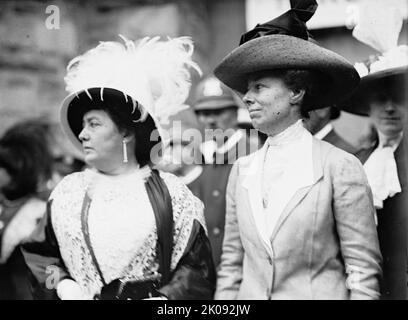 Demokratische Nationalversammlung - Frau Norman E. Mack und Frau William H. Taft, 1912. [Harriet T. Mack war die Frau des Herausgebers und Herausgebers Norman E. Mack; Helen Herron Taft war die Frau des US-Präsidenten William Howard Taft und die erste Dame der Vereinigten Staaten von 1909 bis 1913]. Stockfoto