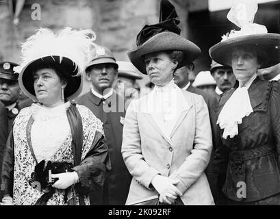 Demokratische Nationalversammlung - Frau Norman E. Mack; Frau William H. Taft; Frau Hugh Wallace, 1912. [Harriet T. Mack war die Frau des Herausgebers und Herausgebers Norman E. Mack; Helen Herron Taft war die Frau des US-Präsidenten William Howard Taft und die erste Dame der Vereinigten Staaten von 1909 bis 1913]. Stockfoto