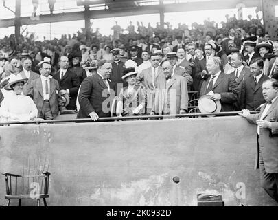 Baseballspiel, Profi - Von Links Nach Rechts: Taft; Mrs. Knox; Sek. P.C. KNOX; Vice President Sherman; Mrs. Taft, linkes Heck of President, 1912. Stockfoto