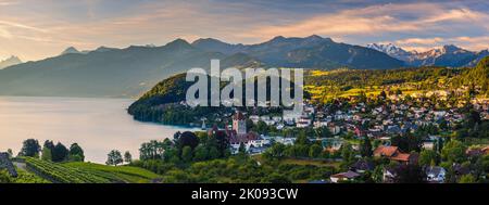 Ein Panoramabild von einem schönen Sommeraufgang in Spiez am Thunersee im Berner Oberland. Spiez ist Teil des Schweizer Kantons Bern in Stockfoto