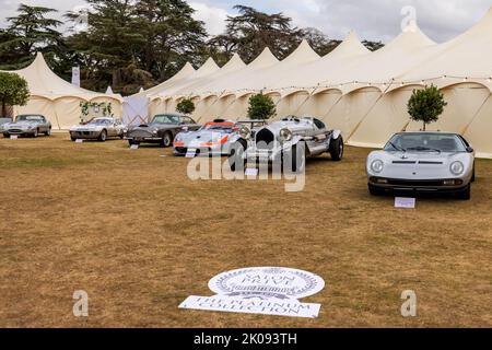 Beeindruckende Sammlung historischer Autos auf dem Salon Privé 2022 im Schloss Blenheim Stockfoto