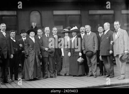 William D. [sic] Redmond M.P., Irland, mit Aufnahmeausschuss: John Finucane; 2 nicht identifiziert; Miss Sabina Davitt; nicht identifiziert; William F. Downey; Nicht identifiziert; nicht identifiziert; Frau; Frau Redmond; Jeremiah O'Connor; Redmond; T. Shugrue; Edward Cogan; Jerome Conner, 1912. [Der irisch-nationalistische Politiker, Rechtsanwalt und Soldat William Hoey Kearney Redmond bei einem Besuch in den USA. Er wurde im Ersten Weltkrieg getötet]. Stockfoto