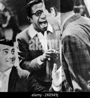 Zeitungsfoto von Dean Martin und Sammy Davis Jnr. Dean Martin (7. Juni 1917 - 25. Dezember 1995) war ein amerikanischer Sänger, Schauspieler und Komiker. Samuel George Davis Jr. (8. Dezember 1925 - 16. Mai 1990) war ein amerikanischer Sänger, Tänzer, Schauspieler, Vaudevillian und Komiker. Stockfoto