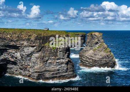 Ein Wohnmobil parkte in der Nähe des Randes an den Kilkee Cliffs in der Grafschaft Clare auf der malerischen Fahrt auf dem Wild Atlantic Way Stockfoto