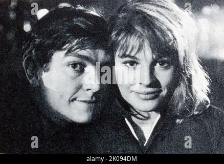 Zeitungsbericht zum Film Billy Liar von 1963, Foto von Julie Christie und Tom Courtenay. Stockfoto