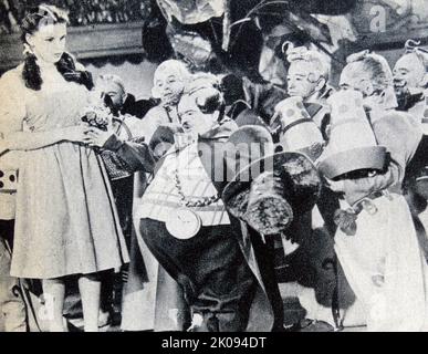 Zeitungsreview von 1939 Filmen. Foto von Judy Garland im Zauberer von Oz. Stockfoto