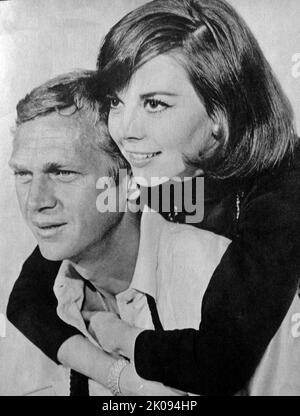 Zeitungsausschnitte und Fotos von Natalie Wood und Steve McQueen im Film Love With The Proper Stranger von 1963, einem amerikanischen romantischen Komödie-Drama-Film. Stockfoto