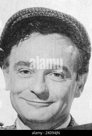 Zeitungsbericht zum Film Carry On Cabby von 1963, Foto Kenneth Connor. Stockfoto