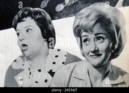 Zeitungsbericht zum Film Carry on Cabby aus dem Jahr 1963. Fotos von Hattie Jacques und Joan Simms. Stockfoto