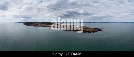 Luftaufnahme der Mumbles-Landzunge mit dem historischen Leuchtturm und den Piers in der Swansea Bay Stockfoto