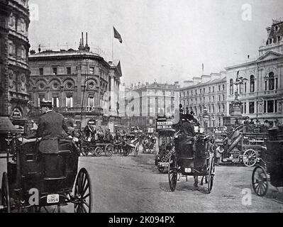 Der Piccadilly Circus ist ein Straßenknotenpunkt und öffentlicher Raum im Londoner West End in der City of Westminster. Es wurde 1819 erbaut, um die Regent Street mit Piccadilly zu verbinden. Stockfoto