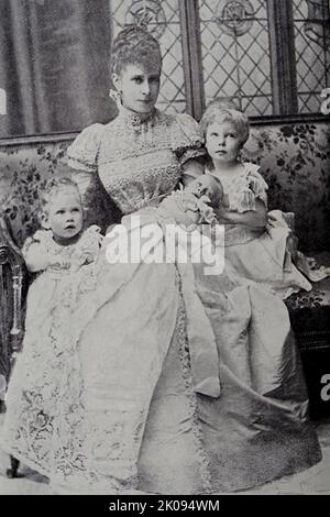 Die Herzogin von York mit ihren Kindern, nach einem Foto von Miss Alice Mills. Maria von Teck (26. Mai 1867 - 24. März 1953) war Königin des Vereinigten Königreichs und der britischen Dominions, Und Kaiserin von Indien, vom 6. Mai 1910 bis zum 29. Januar 1936 als Ehefrau von König-Kaiser George V. geboren und aufgewachsen in Großbritannien, waren ihre Eltern Francis, Herzog von Teck, ein deutscher Adliger, und Prinzessin Mary Adelaide von Cambridge. Sie verlobt sich mit Albert Victors einzigen überlebenden Bruder George, der später König wurde. Vor dem Beitritt ihres Mannes war sie nacheinander Herzogin von York, Herzogin von Co Stockfoto