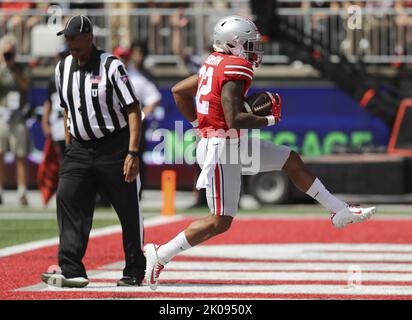 Columbus, Usa. 10. September 2022. Ohio State Buckeyes TreVeson Henderson. (32) geht in die Endzone für einen Touchdown gegen die Red Wolves des US-Bundesstaates Arkansas in der ersten Hälfte in Columbus, Ohio, am Samstag, 10. September 2022. Foto von Aaron Josefczyk/UPI Credit: UPI/Alamy Live News Stockfoto