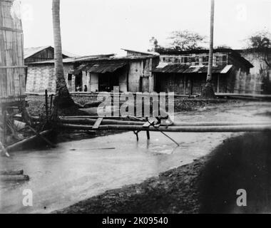 Ecuador - Szenen in Quayaquil [sic], Ecuador, 1912. Fluss zwischen Häusern, möglicherweise während der Regenzeit. Stockfoto