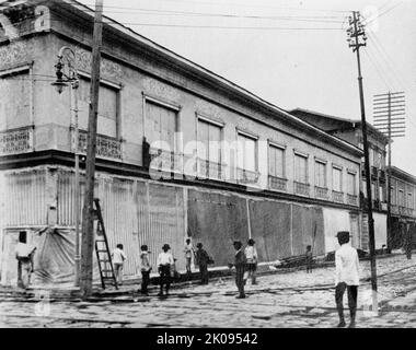 Ecuador - Szenen in Quayaquil [sic], Ecuador, 1912. 'Zeigt die Methode der Begasung einen ganzen Block für Pest'. Stockfoto