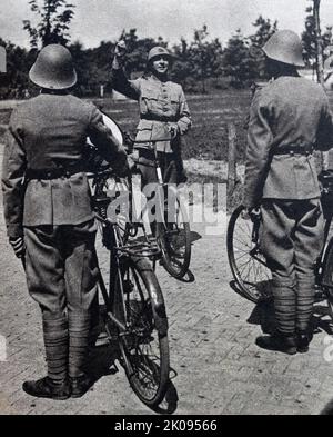 Fahrende Banditen der niederländischen Armee am Hauptquartier des Bataillons in Südholland. Nachrichten schneiden. Herr Philip Borstlap, der Bandmeister der Staffel, gibt das Wort, dass seine Band aufsteigen soll. Stockfoto