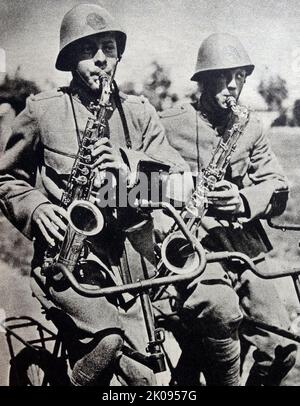 Fahrende Banditen der niederländischen Armee am Hauptquartier des Bataillons in Südholland. Nachrichten schneiden. Stockfoto