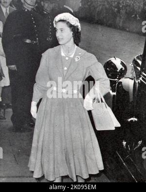 Ihre Königliche Hoheit Prinzessin Margaret kommt zur Hochzeit des Earl of Harewood. Prinzessin Margaret, Gräfin von Snowdon, CI, GCVO, CD (Margaret Rose; 21. August 1930 - 9. Februar 2002) war die jüngere Tochter von König Georg VI. Und Königin Elizabeth und die einzige Schwester von Königin Elizabeth II. Stockfoto