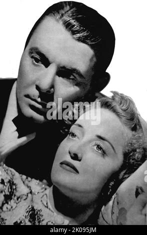 Bette Davis und George Brent im Film Dark Victory von 1939. Ruth Elizabeth 'Bette' Davis (5. April 1908 - 6. Oktober 1989) war eine amerikanische Schauspielerin mit einer Karriere von mehr als 50 Jahren und 100 Schauspielkrediten. George Brent (geb. George Brendan Nolan, 15. März 1904 - 26. Mai 1979) war ein irisch-amerikanischer Bühnen-, Film- und Fernsehschauspieler. Er ist am besten in Erinnerung für die elf Filme, die er mit Bette Davis drehte, darunter Jezebel und Dark Victory. Stockfoto