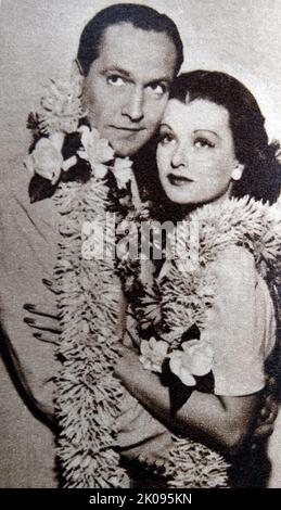 Frederic March und Joan Bennett in dem Film Trade Winds, einem 1938 in den USA verfilmten Krimi-Comedy-Film. Fredric March (geboren als Ernest Frederick McIntyre Bickel; 31. August 1897 - 14. April 1975) war ein amerikanischer Schauspieler, der als einer der berühmtesten und vielseitigsten Stars Hollywoods der Jahre 1930s und 1940s galt. Joan Geraldine Bennett (27. Februar 1910 - 7. Dezember 1990) war eine amerikanische Schauspielerin im Bühnen-, Film- und Fernsehen. Sie stammte aus einer Showbusiness-Familie, einer von drei Schauspielerinnen. Stockfoto