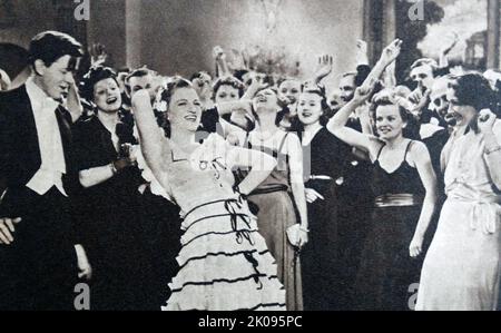 Gracie Fields in Shipyard Sally ist ein britischer Komödienfilm aus dem Jahr 1939. Dame Gracie Fields DBE OStJ (Born Grace Stansfield; 9. Januar 1898 - 27. September 1979) war eine englische Schauspielerin, Sängerin, Komikerin und Star der Kino- und Musikhalle, die zu den zehn besten Filmstars in Großbritannien während der 1930s und der höchste bezahlte Filmstar der Welt in 1937. Stockfoto