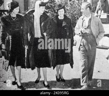 Die Schauspielerin Leslie Howard mit der Herzogin von Sutherland, Elizabeth Leveson-Gower und Lady Margaret Egerton am Set von Gone With The Wind. Leslie Howard Steiner (3. April 1893 - 1. Juni 1943) war eine englische Schauspielerin, Regisseurin und Produzentin. Gone with the Wind ist ein epischer historischer Romantikfilm aus dem Jahr 1939, der nach dem Roman von Margaret Mitchell aus dem Jahr 1936 adaptiert wurde. Stockfoto