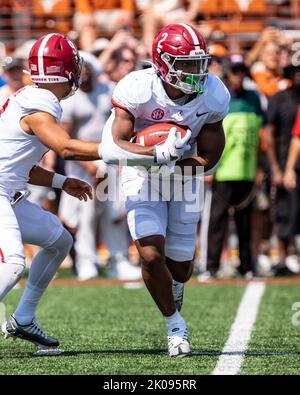 10. September 2022. Jase McClellan #2 der Alabama Crimson Tide in Aktion im Vergleich zu den Texas Longhorns im DKR-Memorial Stadium. Texas und Alabama sind um die Hälfte mit 10-10 gefesselt. Stockfoto