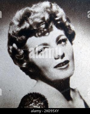 Shelley Winters (geboren Shirley Schrift; 18. August 1920 - 14. Januar 2006) war eine amerikanische Schauspielerin, deren Karriere sieben Jahrzehnte dauerte. Sie trat in zahlreichen Filmen auf; sie gewann die Academy Awards für das Tagebuch der Anne Frank (1959) und A Patch of Blue (1965). Stockfoto