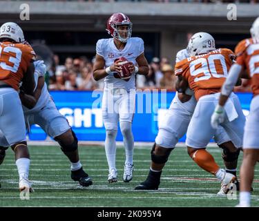 10. September 2022. Bryce Young #9 der Alabama Crimson Tide in Aktion gegen die Texas Longhorns im DKR-Memorial Stadium. Texas und Alabama sind um die Hälfte mit 10-10 gefesselt. Stockfoto