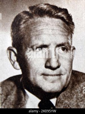 Spencer Tracy. Spencer Bonaventure Tracy (5. April 1900 - 10. Juni 1967) war ein amerikanischer Schauspieler, der für seinen natürlichen Stil und seine Vielseitigkeit bekannt war. Tracy, einer der Hauptstars des Goldenen Zeitalters Hollywoods, gewann als erster Schauspieler aus neun Nominierungen zwei aufeinanderfolgende Academy Awards als Bester Darsteller. Stockfoto