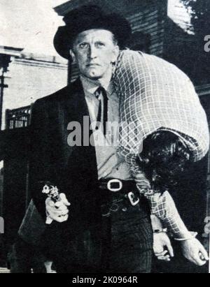 Kirk Douglas (geboren Issur Danielovitch; 9. Dezember 1916 - 5. Februar 2020) war ein amerikanischer Schauspieler, Regisseur, Produzent, Drehbuchautor und Philanthropin. Henry Earl Holliman (geboren am 11. September 1928) ist ein amerikanischer Schauspieler, Tierrechtler und Sänger, der für seine zahlreichen Rollen in Filmen, vor allem in Western und Dramen, in den Jahren 1950s und 1960s bekannt ist. Stockfoto