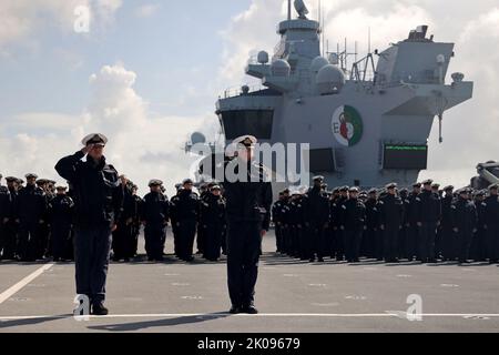 At Sea, Großbritannien. 09. September 2022. Das Flaggschiff der Royal Navy, HMS Queen Elizabeth, nimmt am Freitag, dem 9. September 2022, am Todesgewehrsalut für Ihre Majestät Königin Elizabeth II. Im Vereinigten Königreich Teil. Der Todesgewehrsalut wurde am 1300. September 9 in London abgefeuert, Im Vereinigten Königreich und an Saluting-Stationen im in- und Ausland. Foto: UK MOD/ Credit: UPI/Alamy Live News Stockfoto