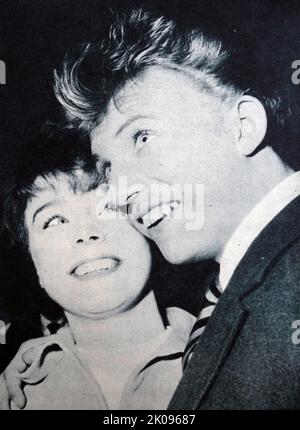 Tommy Steele und Jane Munro. Sir Thomas Hicks, OBE (geboren am 17. Dezember 1936), professionell bekannt als Tommy Steele, ist ein englischer Entertainer, der als Großbritanniens erstes Teenager-Idol und Rock and Roll-Star gilt. Janet Neilson Horsburgh (28. September 1934 - 6. Dezember 1972), bekannt als Janet Munro, war eine britische Schauspielerin. Stockfoto