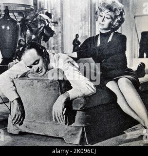 Bob Hope und Lucille Ball in Critic's Choice, einem Comedy-Film aus dem Jahr 1963. Leslie Townes 'Bob' Hope KBE KC*SG (29. Mai 1903 - 27. Juli 2003) war eine britisch-amerikanische Stand-up-Komikerin,[2] Vaudevillian, Schauspieler, Sängerin, Tänzerin und Autorin. Mit einer Karriere, die fast 80 Jahre dauerte. Lucille Desiree Ball (6. August 1911 - 26. April 1989) war eine amerikanische Schauspielerin, Komikerin, Model, Studio Executive und Produzentin. Sie wurde für die Primetime Emmy Awards 13 nominiert, gewann fünf Mal und erhielt mehrere andere Auszeichnungen, wie den Golden Globe Cecil B. DeMille Award und zwei Stars auf dem Hollywood Walk Stockfoto