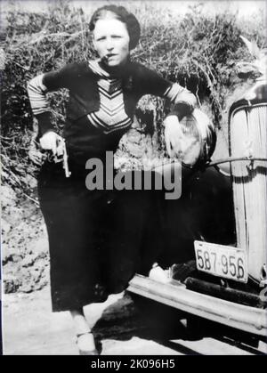 Bonnie und Clyde. Bonnie Elizabeth Parker (1. Oktober 1910 - 23. Mai 1934) und Clyde Chestnut Barrow (24. März 1909 - 23. Mai 1934) waren ein amerikanisches kriminelles Paar, das während der Großen Depression mit ihrer Bande die Vereinigten Staaten bereiste, die für ihre Banküberfälle bekannt war, Obwohl sie es vorzogen, kleine Geschäfte oder ländliche Trauerhäuser auszurauben. Ihre Heldentaten erregten die Aufmerksamkeit der amerikanischen Presse und ihrer Leserschaft während der gelegentlich als „Public Enemy-Ära“ zwischen 1931 und 1934 bezeichneten Zeit. Stockfoto