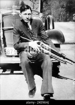 Bonnie und Clyde. Bonnie Elizabeth Parker (1. Oktober 1910 - 23. Mai 1934) und Clyde Chestnut Barrow (24. März 1909 - 23. Mai 1934) waren ein amerikanisches kriminelles Paar, das während der Großen Depression mit ihrer Bande die Vereinigten Staaten bereiste, die für ihre Banküberfälle bekannt war, Obwohl sie es vorzogen, kleine Geschäfte oder ländliche Trauerhäuser auszurauben. Ihre Heldentaten erregten die Aufmerksamkeit der amerikanischen Presse und ihrer Leserschaft während der gelegentlich als „Public Enemy-Ära“ zwischen 1931 und 1934 bezeichneten Zeit. Stockfoto