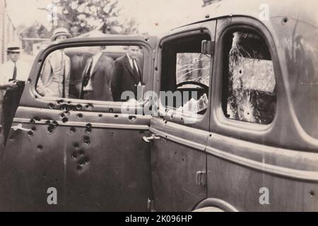 Bonnie und Clyde. Bonnie Elizabeth Parker (1. Oktober 1910 - 23. Mai 1934) und Clyde Chestnut Barrow (24. März 1909 - 23. Mai 1934) waren ein amerikanisches kriminelles Paar, das während der Großen Depression mit ihrer Bande die Vereinigten Staaten bereiste, die für ihre Banküberfälle bekannt war, Obwohl sie es vorzogen, kleine Geschäfte oder ländliche Trauerhäuser auszurauben. Ihre Heldentaten erregten die Aufmerksamkeit der amerikanischen Presse und ihrer Leserschaft während der gelegentlich als „Public Enemy-Ära“ zwischen 1931 und 1934 bezeichneten Zeit. Stockfoto