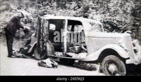 Bonnie und Clyde. Bonnie Elizabeth Parker (1. Oktober 1910 - 23. Mai 1934) und Clyde Chestnut Barrow (24. März 1909 - 23. Mai 1934) waren ein amerikanisches kriminelles Paar, das während der Großen Depression mit ihrer Bande die Vereinigten Staaten bereiste, die für ihre Banküberfälle bekannt war, Obwohl sie es vorzogen, kleine Geschäfte oder ländliche Trauerhäuser auszurauben. Ihre Heldentaten erregten die Aufmerksamkeit der amerikanischen Presse und ihrer Leserschaft während der gelegentlich als „Public Enemy-Ära“ zwischen 1931 und 1934 bezeichneten Zeit. Stockfoto